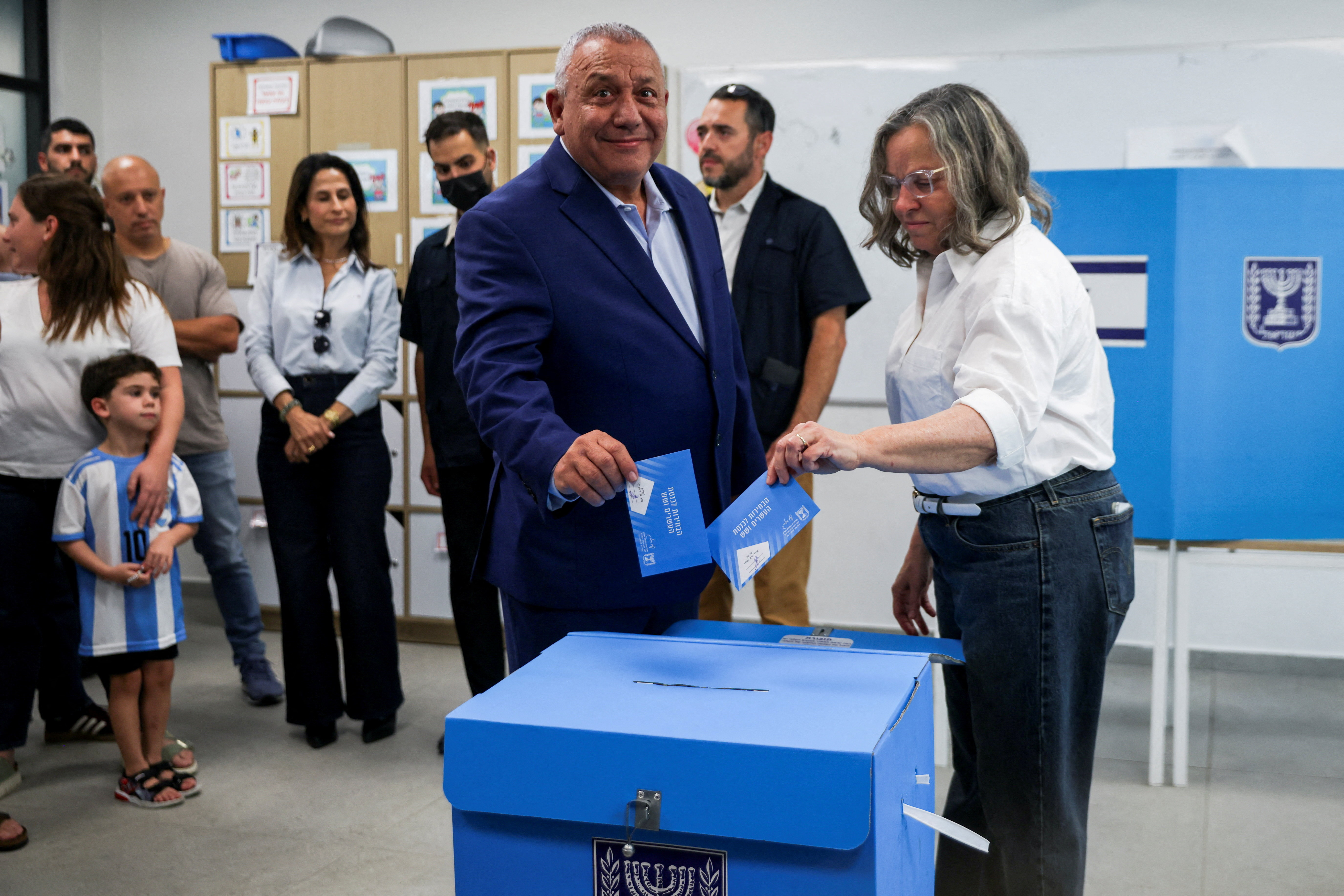 Un hombre israelí vota en un colegio electoral durante las elecciones nacionales, en Bnei Brak. (Foto: Reuters)