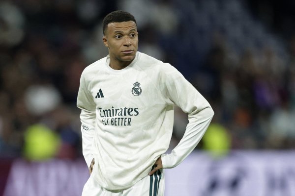 Los aficionados han estado creando memes que superponen el rostro de Mbappé a imágenes de líderes militares y políticos para sugerir que tiene el poder de tomar las decisiones en sus equipos. (Foto: Reuters)