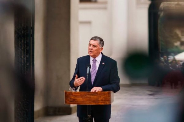 Gobierno declara preemergencia por riesgo de bloom de algas en 15 regiones y ministro del Interior explica alcances