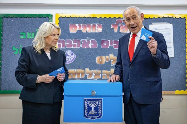 Un hombre israelí vota en un colegio electoral durante las elecciones nacionales, en Bnei Brak. (Foto: Reuters)