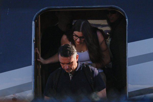 Bolsonaro desembarca junto con su familia en el Aeropuerto Ejecutivo Opa-locka, cerca de Miami. (Foto: Reuters)