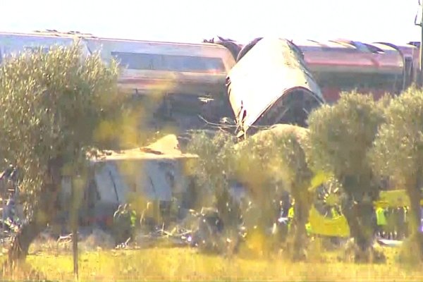Las imágenes de la cadena regional Castilla-La Mancha Televisión mostraban un tren descarrilado con al menos un vagón aún sobre un tramo elevado de la vía. (Foto: Reuters)