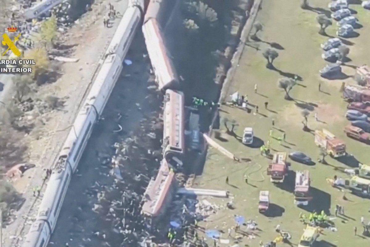 Las imágenes de la cadena regional Castilla-La Mancha Televisión mostraban un tren descarrilado con al menos un vagón aún sobre un tramo elevado de la vía. (Foto: Reuters)