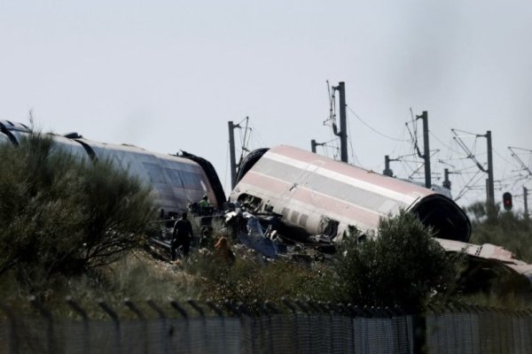 Equipos de rescate trabajaban en las tareas de rescate tras la colisión cerca de Toledo esta mañana. (Foto: Reuters)